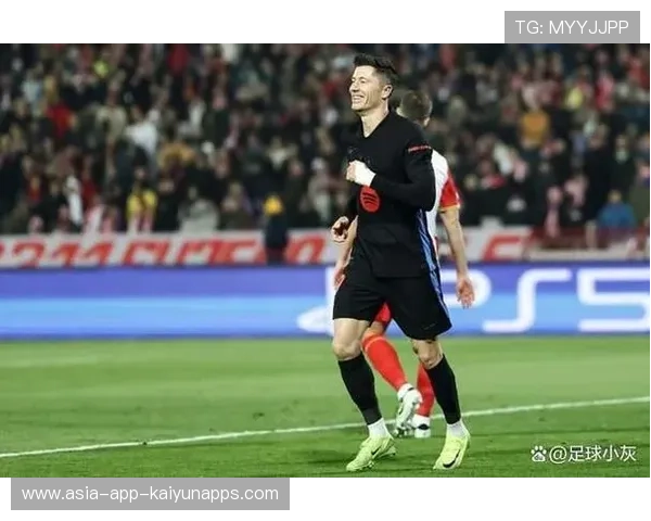 亚马尔右路连过两人后传中，莱万多夫斯基抢点破门